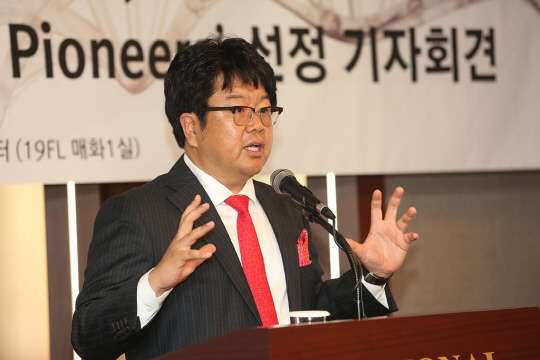 5일 서울 중구 한국프레스센터에서 열린 아벨리노랩 테크놀로지 파이오니어 선정 기자간담회에서 이진 아벨리노랩 회장이 회사에 대해 소개하고 있다. 사진= 아벨리노랩 제공